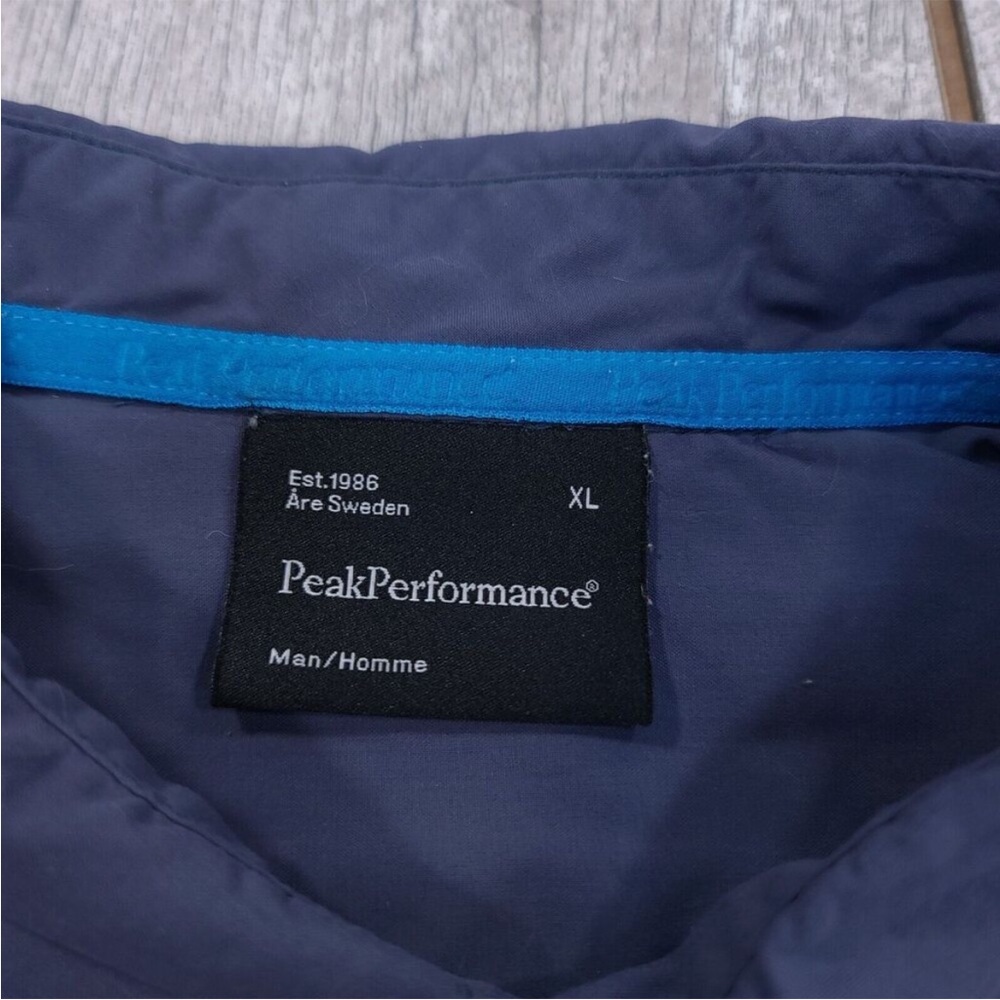 peak performance button down - Picture 4 of 5